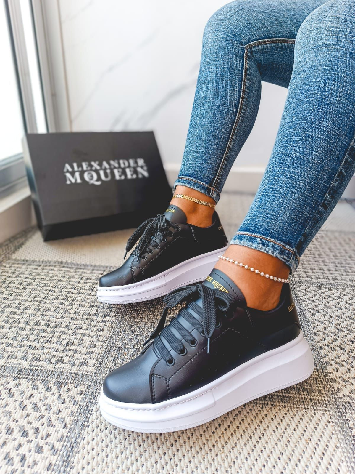 Alexander McQueen Oversized Sneakers – Blanco & Negro ®