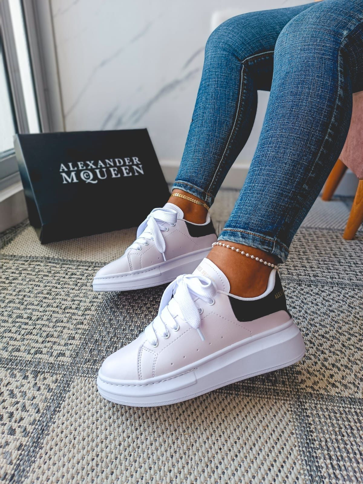 Alexander McQueen Oversized Sneakers – Blanco & Negro ®